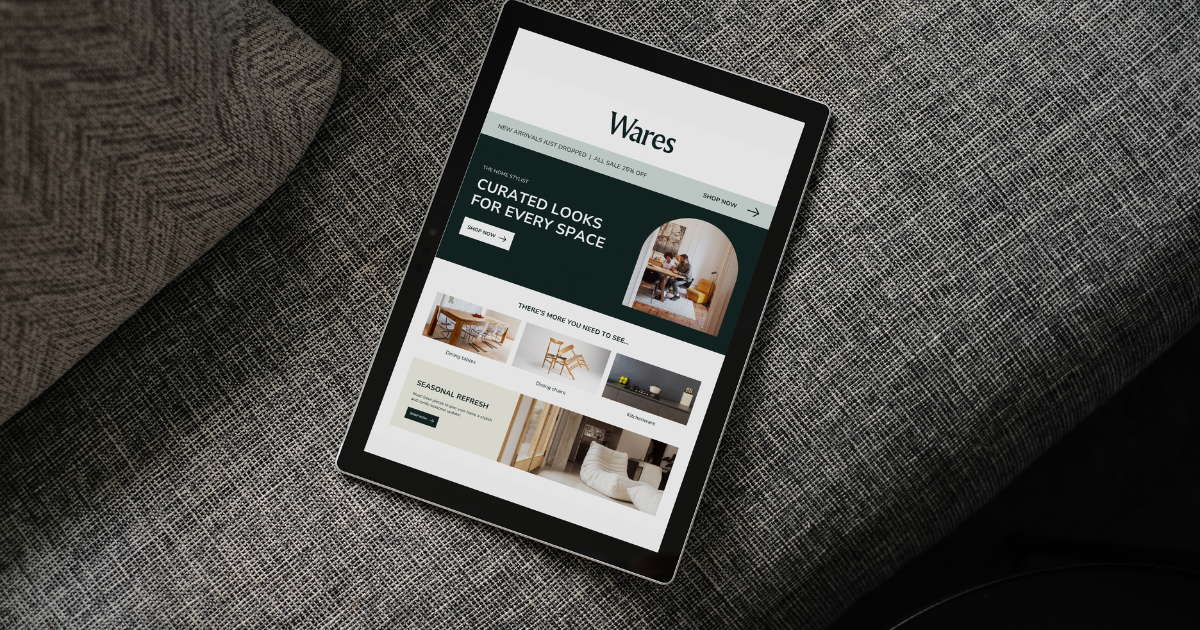 Empresário feliz visualizando o site de sua empresa em um notebook, simbolizando os benefícios de ter um site profissional.