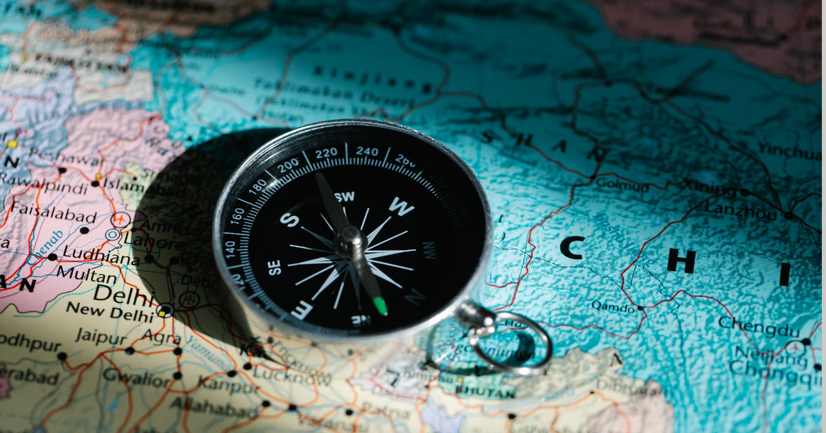 Empresário atualizando seu perfil do Google Meu Negócio no notebook com mapa, avaliações e botão de contato visíveis na tela.