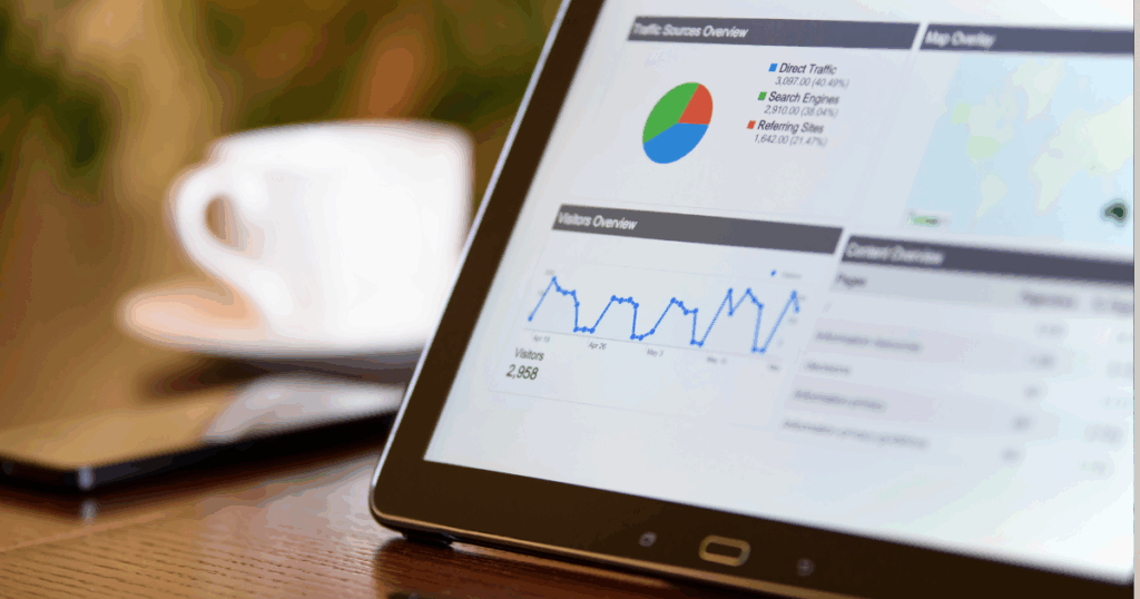 Mulher analisando gráficos no Google Trends em seu notebook, com foco em dados e oportunidades de conteúdo.