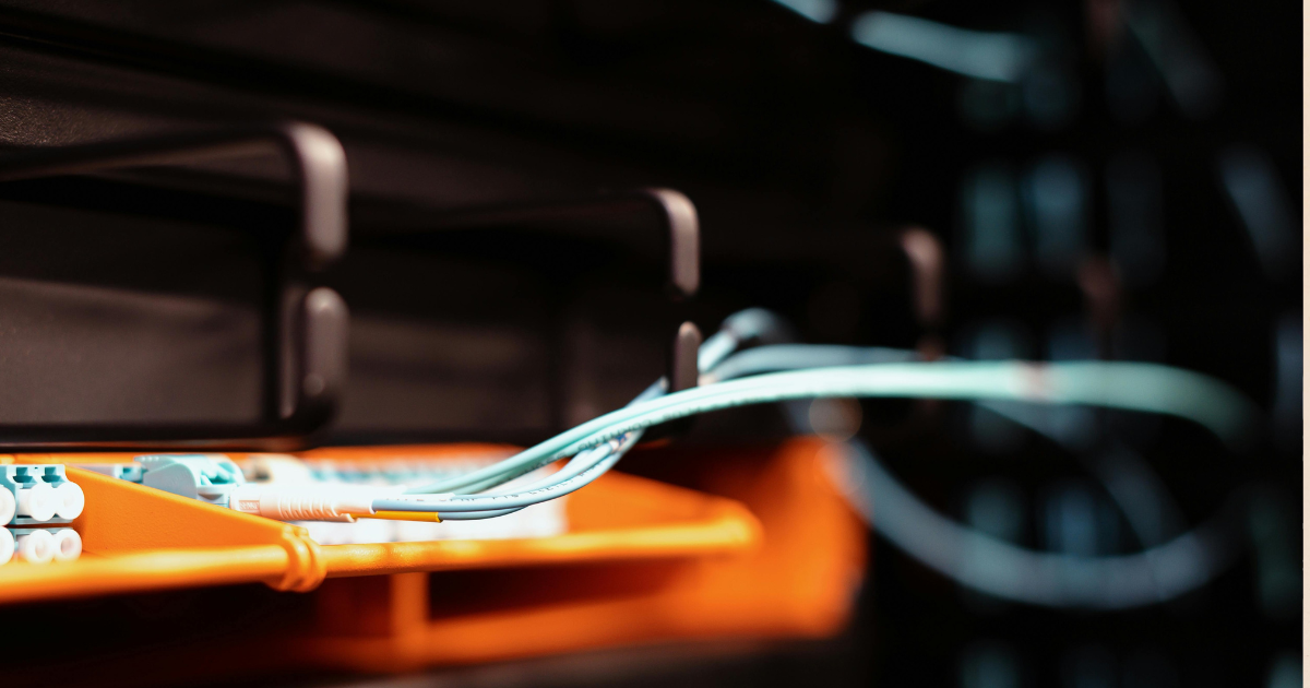 Monitor de computador exibindo mensagem de erro de servidor, representando um site fora do ar e a necessidade de suporte técnico profissional.