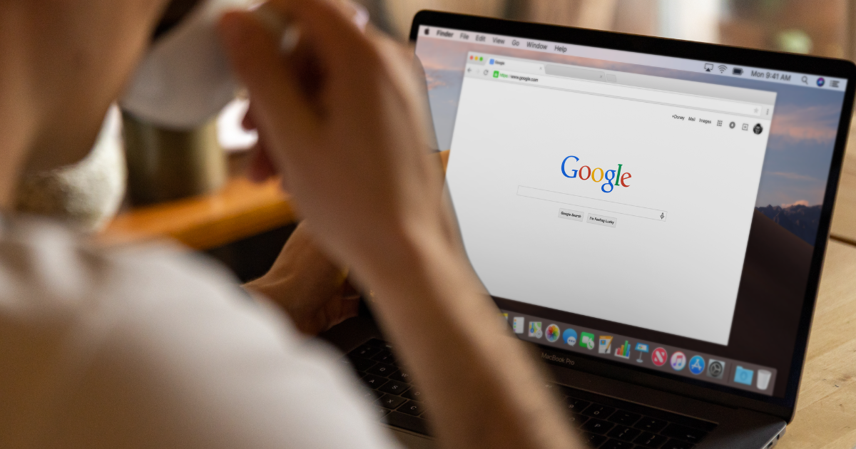 Comparativo visual entre um layout básico do Google Sites e um design profissional de alta conversão da VitalPulse Marketing.