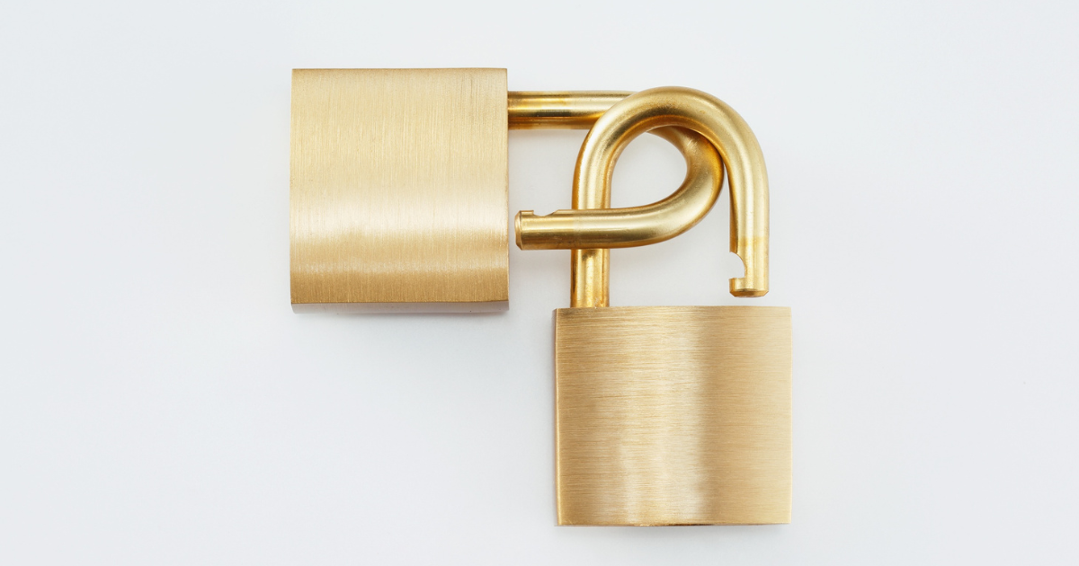 Ilustração de um escudo protetor sobre um notebook, simbolizando a segurança digital e o certificado SSL de um site profissional.