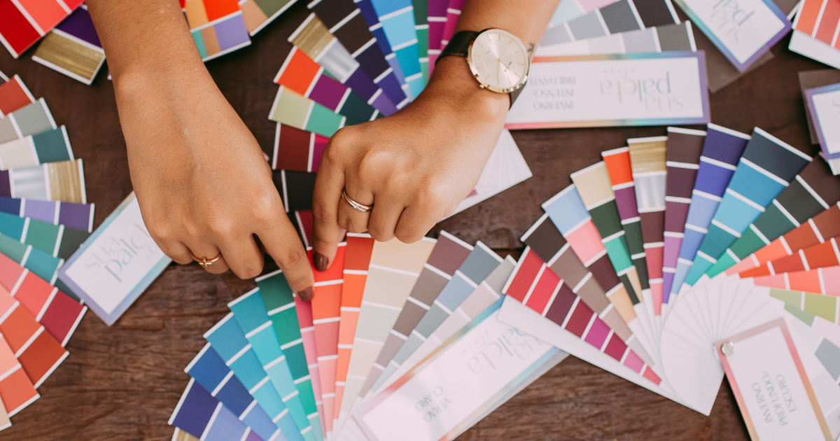 Layout de um site profissional de alta performance com paleta de cores estratégica para aumentar a conversão de clientes.